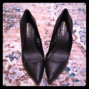 Black pointed-toe pumps